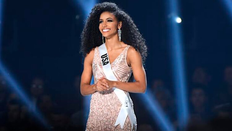 Cheslie Kryst con la banda de Miss USA en 2019