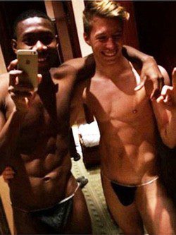 David Alaba y Mitchell Weiser posan ligeros de ropa