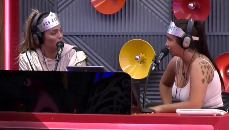 Alyson y Elettra se divierten en la radio