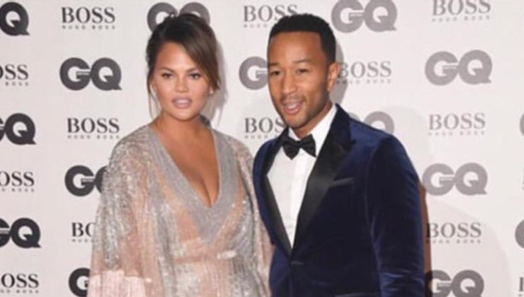 Chrissy Teigen y John Legend en una alfombra roja / Instagram