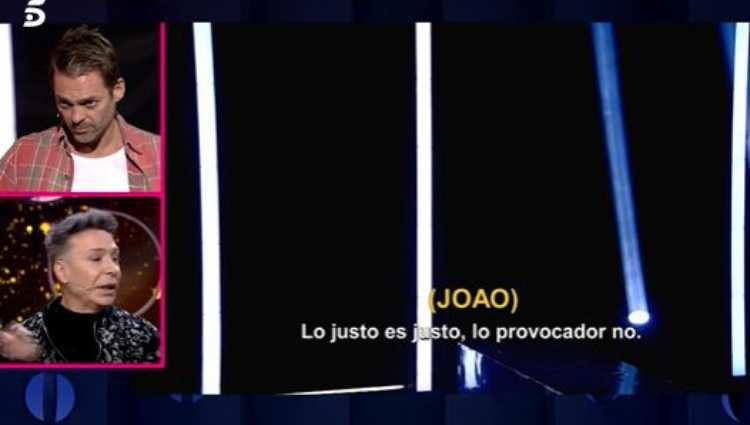 Hugo Castejón escuchando lo que Adara ha dicho de é/foto:telecinco.es