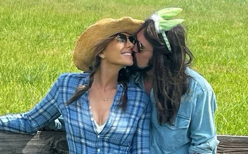 Elizabeth Hurley y Billy Ray Cyrus confirman su relación con una romántica foto