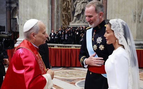 Los Reyes Felipe y Letizia en la Misa de inicio del Pontificado de León XIV: Privilegio de Blanco, un percance y un mensaje