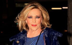 Lydia Lozano, pillada llorando desconsolada a las puertas del hospital por el ingreso de su marido Charly