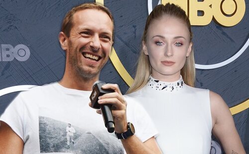 La relación de Chris Martin y Sophie Turner sigue adelante: "Han conectado por ser británicos y por su amor por la música"