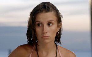 Sandra persigue desesperada a Juanpi por la playa en medio de su despedida en 'LIDLT9'