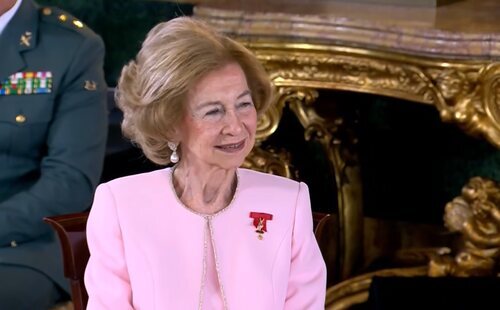 La Reina Sofía recibe el Toisón de Oro de manos de Felipe VI en el Palacio Real
