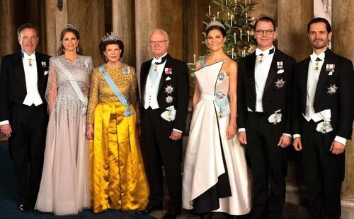 El Príncipe Carlos Felipe de Suecia aparece solo en los Nobel mientras salen a la luz los vínculos de la Princesa Sofía