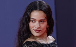 Rosalía infringe la normativa y aparece fumando en un podcast destinado a público joven