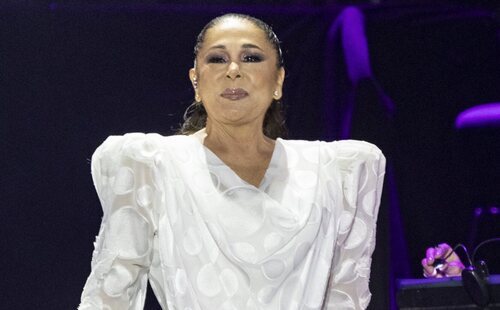 Isabel Pantoja se refugia en su 'familia' de Canarias: cena en la playa y paseo de la mano con el hijo de su promotor