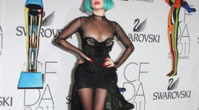 Lady Gaga recibe el premio 'Icono de la Moda' por su estilo en los CFDA
