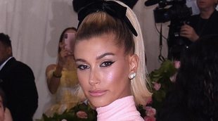 Hailey Baldwin explica el motivo de sus extraños meñiques