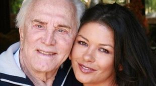 Zeta-Jones, muy triste por la muerte de Kirk Douglas