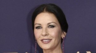 Catherine Zeta-Jones presenta a la nueva mascota de la familia Douglas