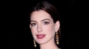 Anne Hathaway dejó de ser católica cuando supo que su hermano era gay