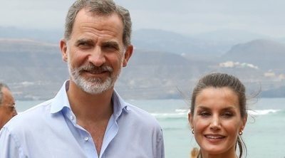 Los Reyes Felipe y Letizia, todo amor y sonrisas para poner al mal tiempo buena cara en su visita a Gran Canaria
