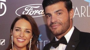 Paula, galardonada por su labor solidaria ante la atenta mirada de Miguel Torres