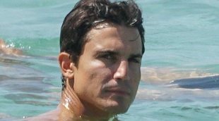 Álex González, en Formentera con una amiga