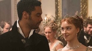 Phoebe Dynevor y su relación con Rege-Jean Page: "Hablamos mucho"