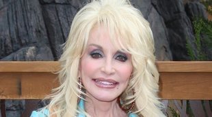 Dolly Parton recibe la vacuna del coronavirus que ella misma financió