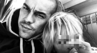 Mario Casas disfruta de su faceta de hermano mayor en los columpios