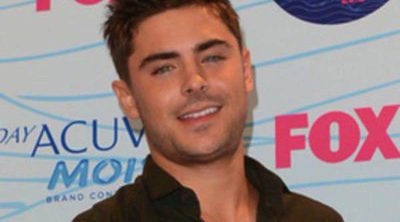 Zac Efron le da un tierno beso a la actriz Rebel Wilson