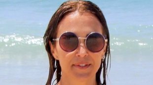 Paula disfruta del primer baño del verano con su hija