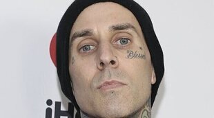 Travis Barker se sube a un avión 13 años después de su accidente