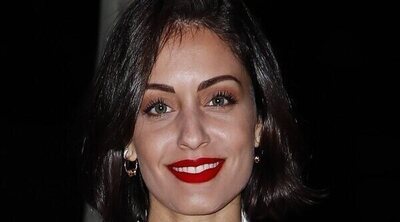 Hiba Abouk disimula su embarazo en una exposición en París tras confirmarse que espera su segundo hijo
