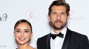 Chenoa irradia felicidad al recibir un premio en la Global Gift con su prometido