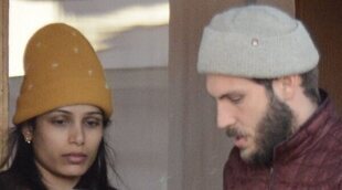 El primer paseo de Freida Pinto y Cory Tran con su bebé