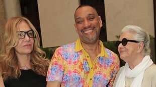 Elio, viudo de Jesús Mariñas, entre amigos en el funeral por el periodista