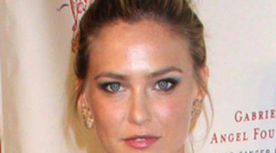 Bar Refaeli nos felicita la Navidad vestida como una sexy Mamá Noel