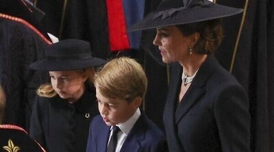 Los Príncipes George y Charlotte caminan detrás del féretro de la Reina Isabel II en la Abadía de Westminster