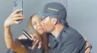 Enrique Iglesias protagoniza un apasionado beso con una fan