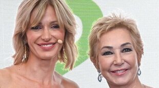 Ana Rosa Quintana recibe un premio de manos de su compañera Susanna Griso