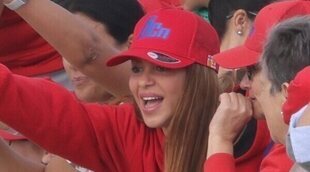Shakira anima a su hijo Milan durante su partido de béisbol