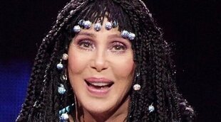 Cher enseña su anillo de compromiso