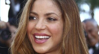 Shakira se monta un fiestón con amigas en su casa y sale a saludar a los fans que se encontraban allí