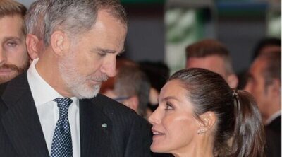 Los Reyes Felipe Vi y Letizia, de velada con amigos por el centro de Madrid