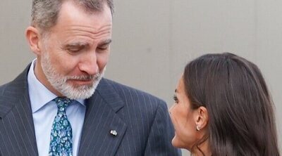 La complicidad de los Reyes Felipe y Letizia en Asturias: gestos de cariño, risas, confidencias y una joya especial