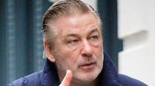 La Fiscalía rebaja los cargos contra Baldwin por la muerte de Hutchins