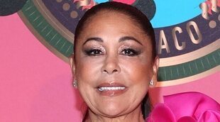 Isabel Pantoja en el Baile de la Rosa: vestidazo, sonrisa y con otra artista