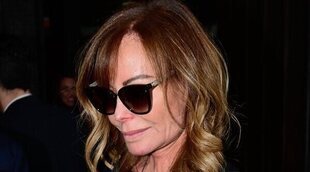 Lara Dibildos, arropada por su hijo menor en el funeral de Laura Valenzuela