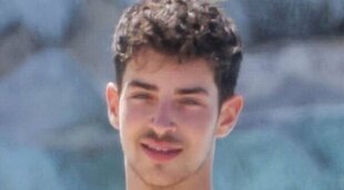 Manu Ríos, jornada de sol y piscina con un amigo aprovechando su paso por Cannes