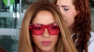 Shakira vuelve a Barcelona y le entrega los niños a Piqué