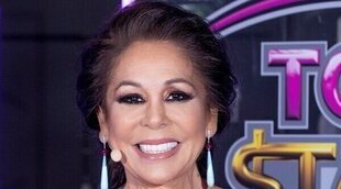 Isabel Pantoja, sonriente y bromista a su llegada a Gran Canaria
