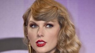 Taylor Swift y Travis Kelce, pillados en actitud cariñosa