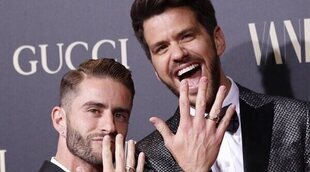 Pelayo y Andy celebran con amigos y una tarta que han firmado el divorcio