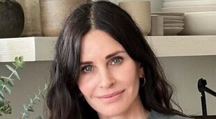 Courteney Cox confiesa que el difunto Matthew Perry 'la visita'